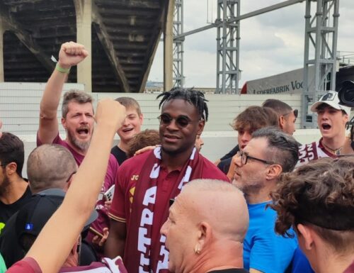 “Duvan Zapata segna per noi!”. Bagno di folla al Filadelfia per l’arrivo del colombiano